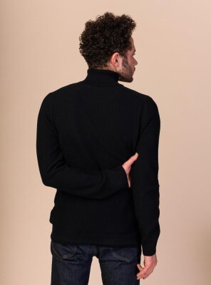 Rollkragen-Pullover Modell: Dilip GOTS