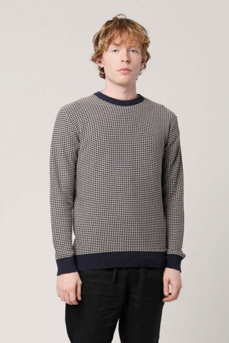 Pullover mit Quadraten Modell: Hasan GOTS