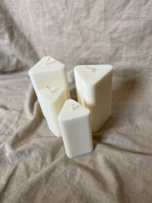 Kerze Dreieck creme wei&szlig;